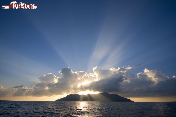 Immagine Isole Seychelles: da Beau Vallon in lontananza il profilo di Silhouette Island - © Alexey Stiop / Shutterstock.com