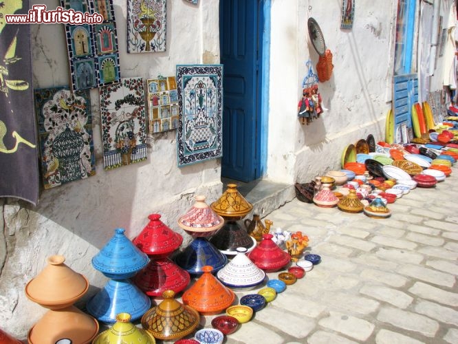 Immagine Shopping a Djerba: passeggiata lungo una strada ricca di negozi di ceramica - © bumihills / Shutterstock.com
