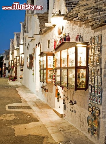 Immagine Shopping serale tra i Trulli di Alberobello in Puglia - © uhueye / Shutterstock.com
