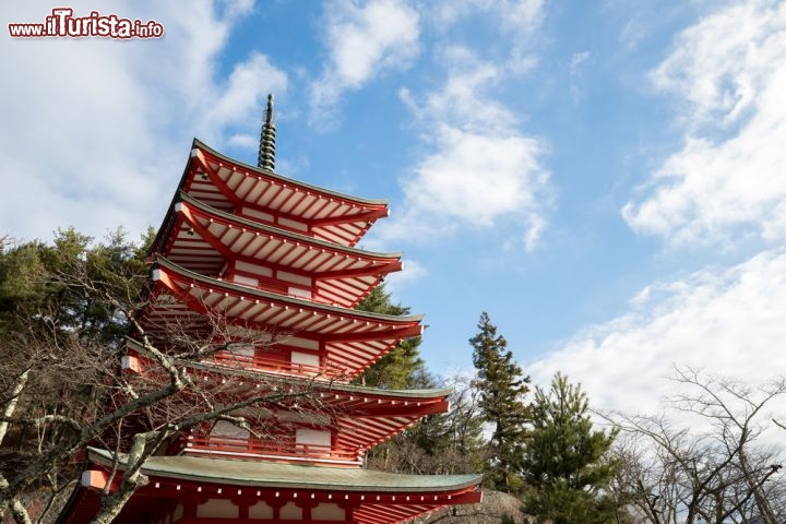 Immagine La Chureito Pagoda, è una delle attrazioni imperdibili della Prefettura di Yamanashi in Giappone. Da qui si gode di una magnifica vista sul monte Fuji - © vichie81 / Shutterstock.com