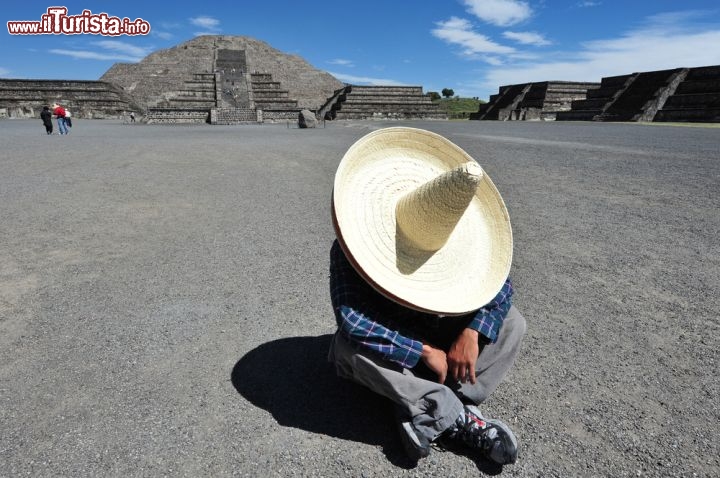 Immagine Una classica siesta con tipico sombrero messicano, tra le piramidi di Teotihuacan in Messico 107692892 - © ChameleonsEye / Shutterstock.com