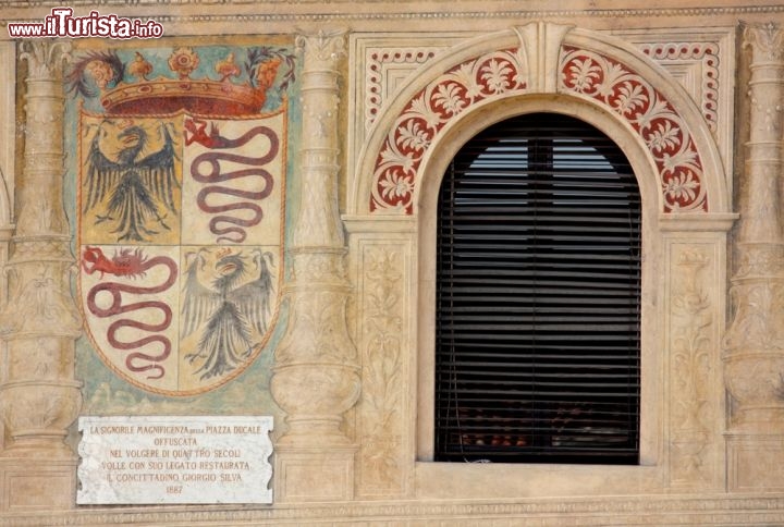 Immagine Lo stemma con il biscione, simbolo della Signoria degli Sforza affrescato in Piazza Ducale a Vigevano - © Valeria73 / Shutterstock.com