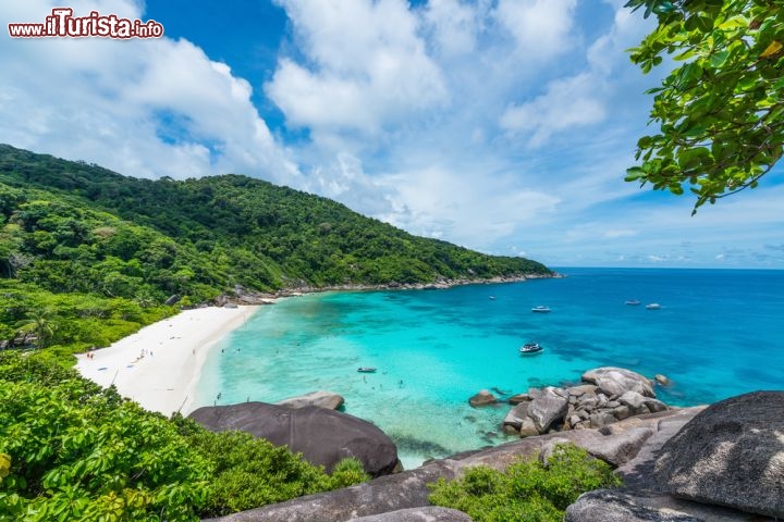 Immagine Una spiaggia delle Similan Islands, le famose 9 isole nel Mar delle Andamane, al largo di Khao Lak in Thailandia  - © tratong / Shutterstock.com