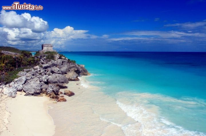 Immagine Il Sito archelogico di Tulum possiede un fascino ulteriore per la sua posizione a fianco di una delle più belle spiagge della Riviera Maya del Messico, nello stato di Quintana Roo che si estende sul lato orientale della Penisola dello Yucatan - © Juancat / Shutterstock.com