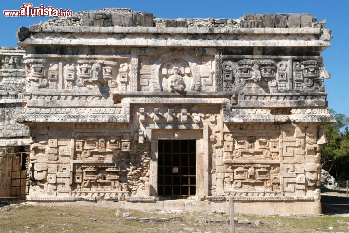 Immagine Uno dei templi Maya più elaborati  di Palenque, con misteriosi bassorilievi risalenti a oltre 3 mila anni fa - © Stefano Ember / Shutterstock.com