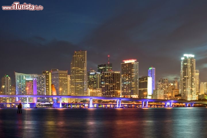 Immagine Skyline, Downtown Miami, Florida: di notte l'illuminazione del centro città offre uno spettacolo davvero sensazionale per quanti si trovano a Miami Beach, sull'altra sponda della Biscayne Bay  - Foto © fotomak / Shutterstock.com