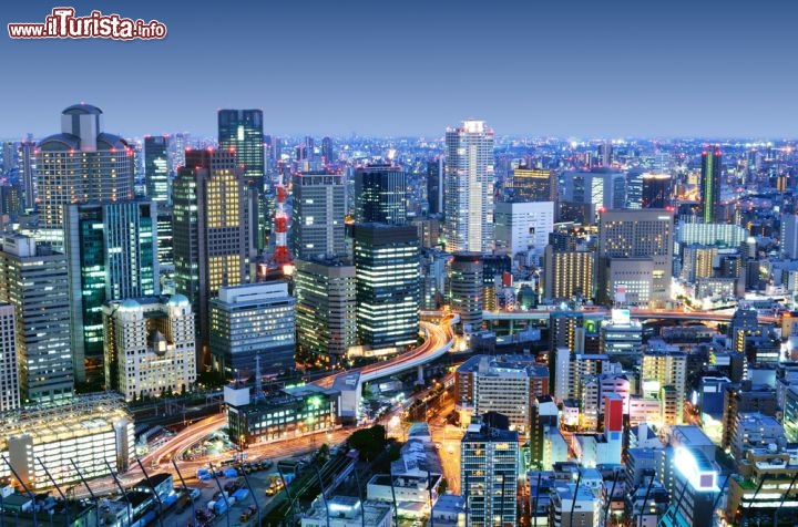 Immagine La Skyline di Osaka (Giappone), in particolare quella del distretto di Umeda - © SeanPavonePhoto / Shutterstock.com