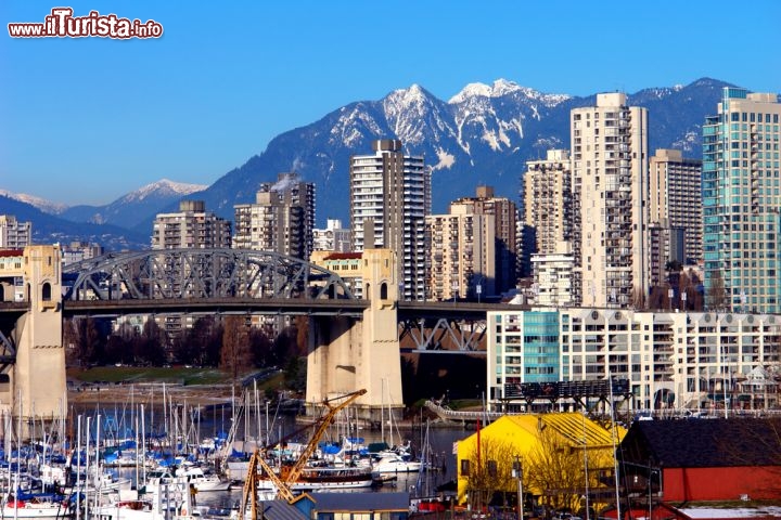 Immagine Lo skyline di Vancouver - nella parte meridionale della Columbia Britannica, Canada - riesce a competere in grandiosità con le montagne sullo sfondo, con qualche vetta innevata - © kwest / Shutterstock.com