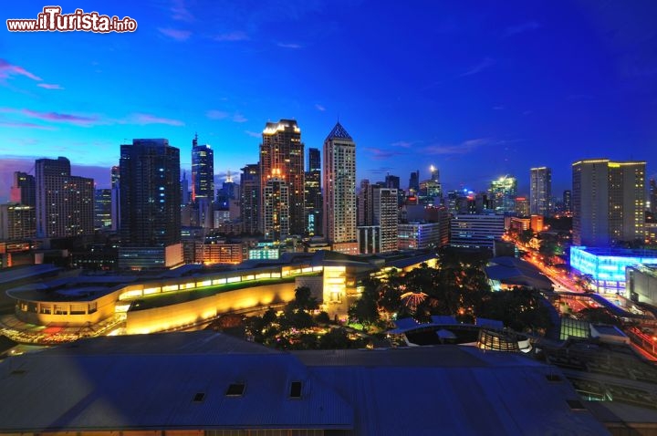 Immagine Skyline notturna di Manila, la metropoli nonché capitale delle Filippine - © skyearth / Shutterstock.com