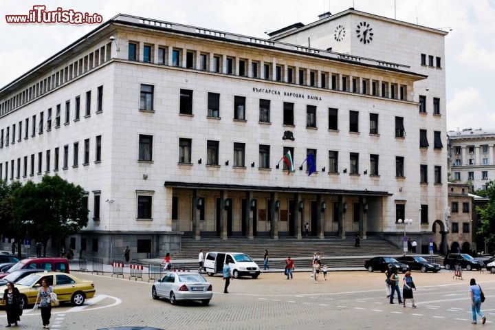 Immagine La sede della Banca Nazionale di Bulgaria è a Sofia, nella famosa piazza Aleksandar Battenberg, che rappresenta il cuore pulsante della città - © Northfoto / Shutterstock.com