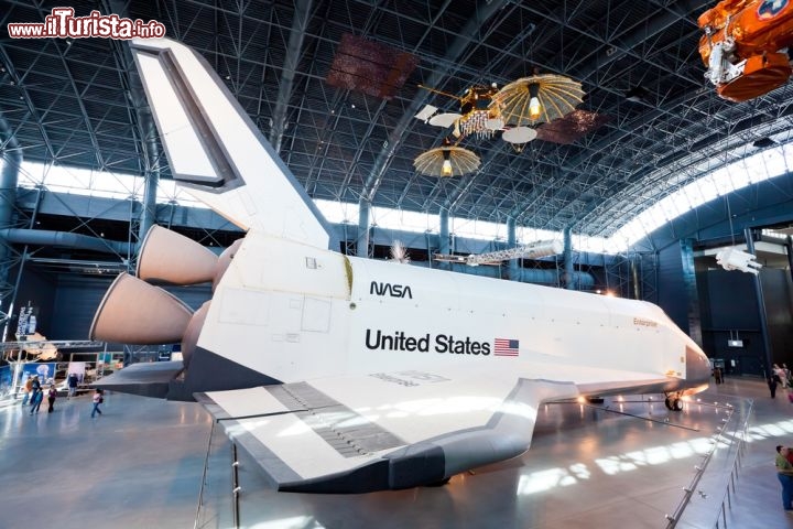 Immagine Il mitico Space Shuttle Discovery, esposto nel museo Steven F. Udvar-Hazy Center di Chantilly, che si trova non distante dall'aeroporto Internazionale di Dulles a Washington D.C. 92990350 - © kropic1 / Shutterstock.com