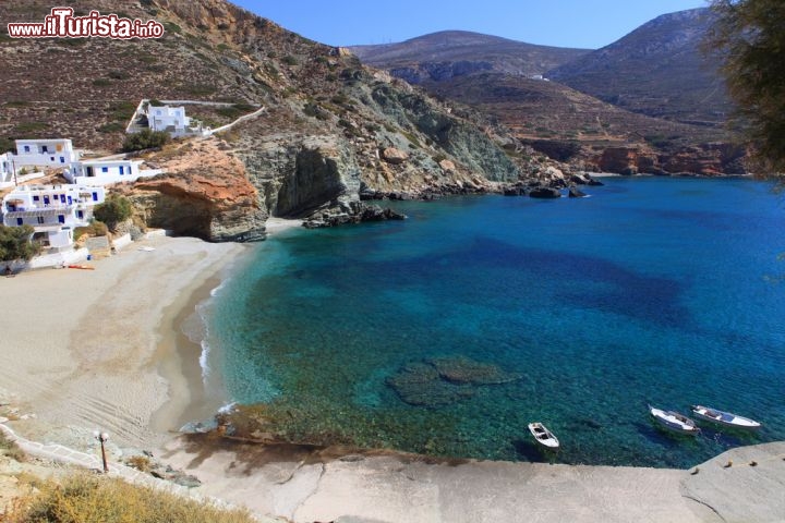 Immagine Spiaggia isolata a Folegandros: il mare cristallino delle isole Cicladi in Grecia - © Denizo71 / Shutterstock.com