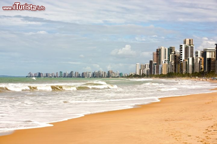 Immagine La famosa spiaggia di Boa Viagem si trova nel centro di  Recife in Brasile - © ostill / Shutterstock.com