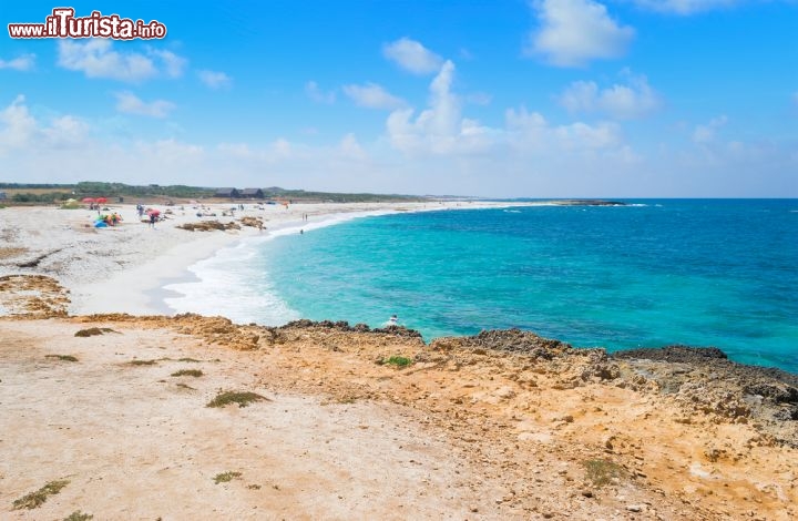 Immagine Spiaggia di Is Aruttas, uno degli arenili più spettavolari della penisola del Sinis, si trova a pochi chilometri da Cabras, in Sardegna  - © Gabriele Maltinti / Shutterstock.com