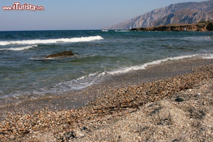 Immagine Spiaggia mista con sabbia e ciottoli sulle Isole Sporadi: ci troviamo lungo la costa di Skiros (Skyros) nel  Mar Egeo occidentale della Grecia - © Fenia / Shutterstock.com