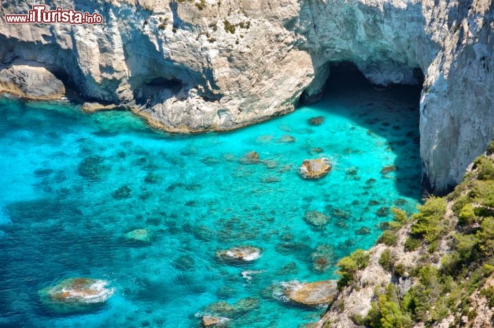 Immagine Le incredibili acque trasparenti nei pressi della spiaggia di Kryfo a Zante (Zacinto) in Grecia - © dimitris_k / Shutterstock.com