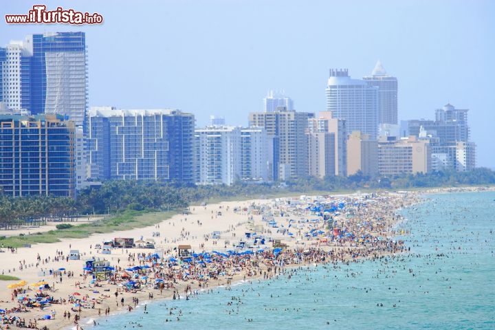 Immagine Spiaggia di Miami Beach: la città di Miami Beach può vantare oltre 11 km di spiagge, sulle quali turisti e residenti si affollano durante tutto l'anno, conn particolare intensità nei periodi di alta stagione in questa località di mare della Florida  -  Foto © Worachat Sodsri / Shutterstock.com
