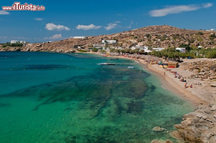 Immagine la spiaggia di Paradise beach si trova a Mykonos, una delle più famose isole della Grecia, che fa parte dell'arcipelago delle Cicladi - © KimPinPhotography / Shutterstock.com