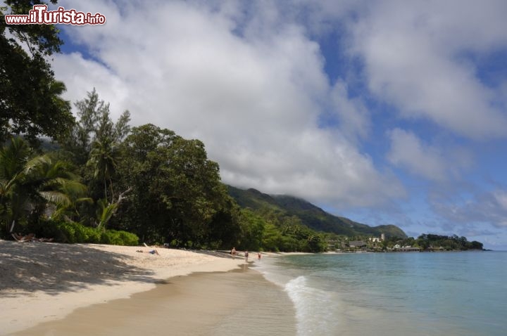 Immagine Spiaggia a Beau Vallon, sulle isole Seychelles - © ECOSTOCK / Shutterstock.com