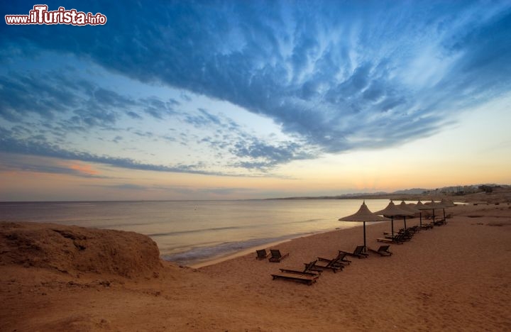 Immagine Una Spiaggia a Sharm el Sheikh, in Egitto, con uno struggente tramonto sul Mar Rosso, visto dalla penisola del Sinai - © Eric Gevaert / Shutterstock.com