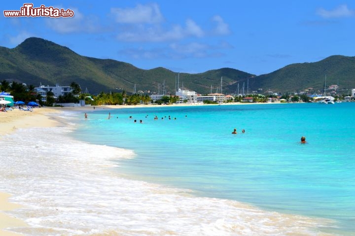 Immagine Spiaggia nella baia di Simpson, isola di Sint Maarten (Saint-Martin) Piccole Antille - © jessicakirsh / Shutterstock.com