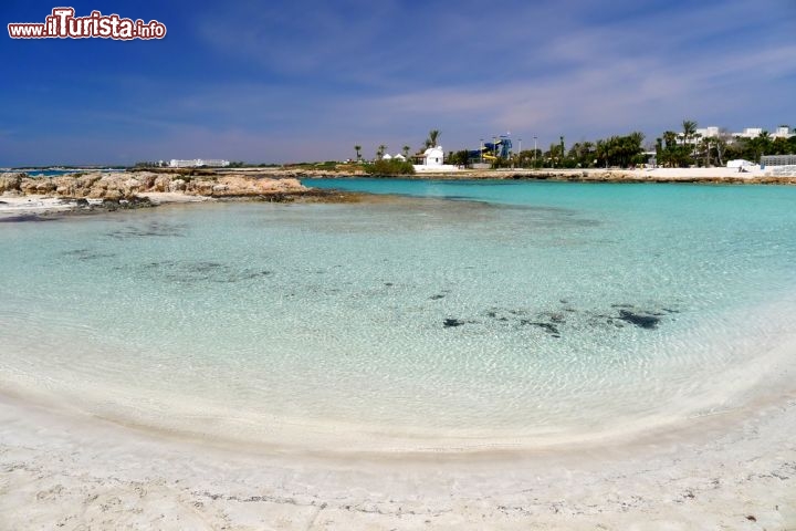 Immagine Spiaggia bianca di Nissi beach, nei pressi di Agia Napa, sull'isola di Cipro - © Pawel Kazmierczak / Shutterstock.com