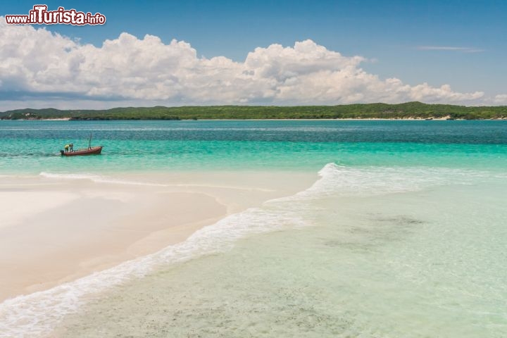 Immagine Le spiagge tipiche del nord Madagascar, lungo la baia di  Diego Suarez e Antsiranana, sono cratterizzate da candide sabbie coralline - © Pierre-Yves Babelon / Shutterstock.com