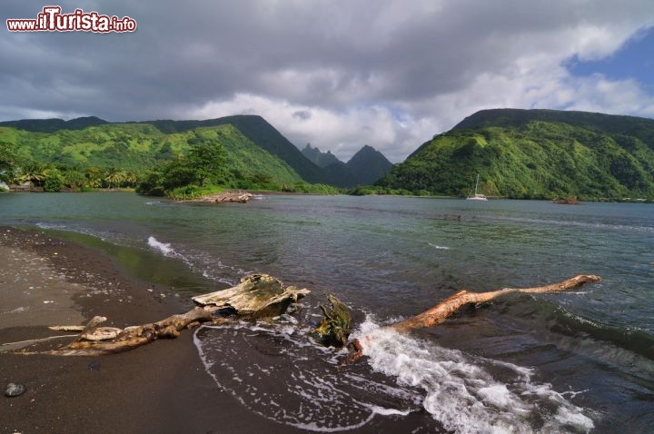 Immagine Spiaggia costa est di Tahiti incontro tra mare e fiume