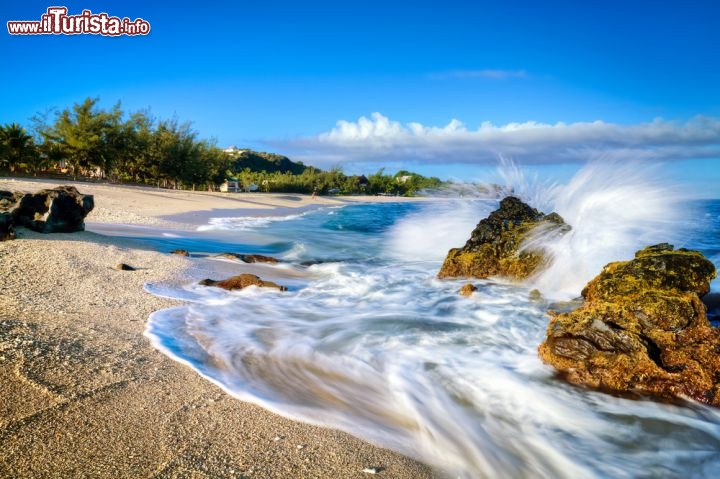 Immagine La Réunion, Francia: la spiaggia di Boucan Canot è lungo la costa occidentale dell'isola e appartiene al comune di Saint-Paul e all'area turistica di Saint-Gilles les Bains. L'acqua limpida dell'Oceano Indiano e l'esposizione ottimale al vento la rendono un famoso ritrovo di surfisti - © infografick / Shutterstock.com
