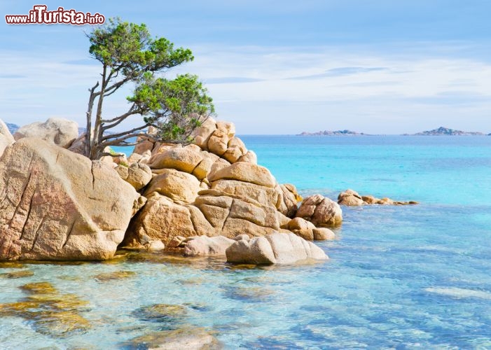 Immagine La Spiaggia di Capriccioli in Costa Smeralda, un angolo magnifico di Sardegna, non distante da Cala di Volpe - © Gabriele Maltinti / Shutterstock.com