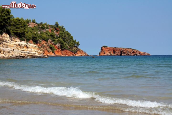 Immagine La spiaggia di Chrisi Milia si trova ad Alonissos in Grecia - © Madarakis / Shutterstock.com