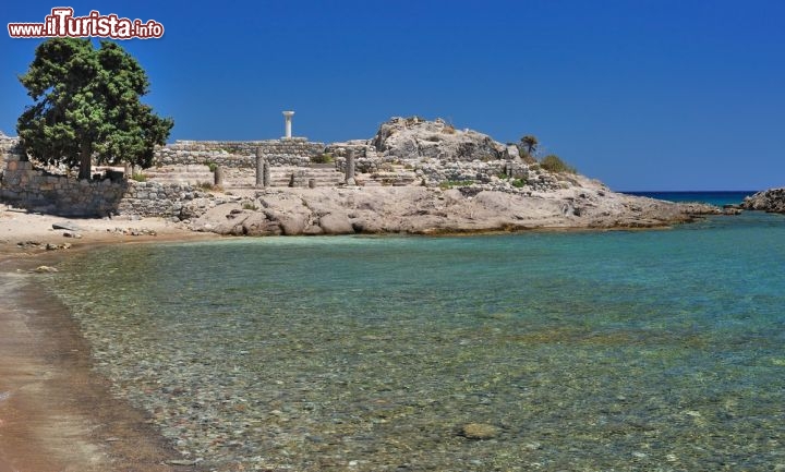 Immagine Spiaggia di Kefalos, il mare limpido di Astypalaia nel Dodecaneso (Grecia) - © Kert / Shutterstock.com