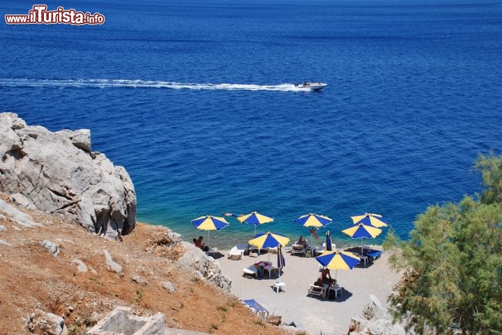 Immagine Spiaggia di Nos vicino a Yalos: ci troviamo sull'isola di Symi nel Dodecaneso (Grecia) - © David Fowler / Shutterstock.com
