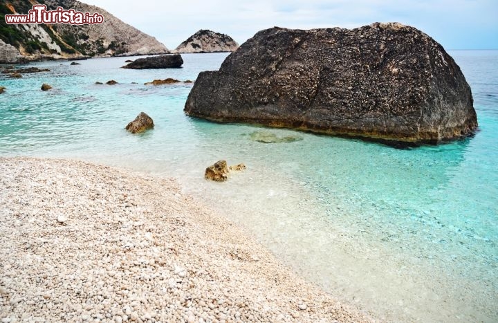 Immagine La spiaggia di Petani si trova sull'siola di Cefalonia (Kefalonia) una delle isole Ioniche della Grecia - © Calek / Shutterstock.com