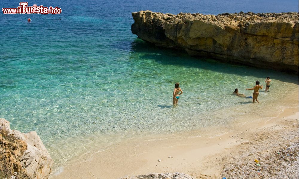 Immagine Una bella spiaggia a San Vito lo Capo, in Sicilia - © marcokenya / Shutterstock.com