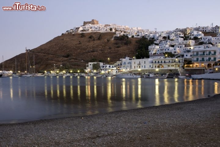 Immagine Spiaggia di sera, sulla costa di Astypalaia in Grecia - © baldovina / Shutterstock.com