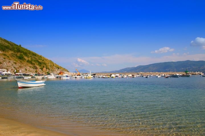 Immagine La spiaggia di Palinuro e il porto: è una delle località del Cilento più famose, una delle mete più ambite della  Campania - © Malota / Shutterstock.com