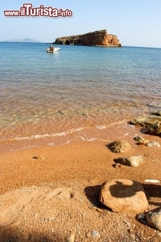 Immagine Spiaggia dorata ad Alonissos, nelle Sporadi Settentrionali in Grecia - © marcokenya / Shutterstock.com