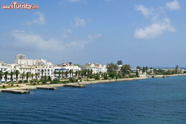 Immagine Spiaggia e case di Bizerte, lungo il mediterraneo tunisino, non distante dalla capitale Tunisi - © Gelia / Shutterstock.com