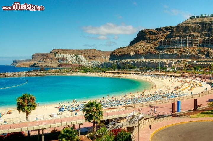 Immagine La bella spiaggia di Playa Amadores a Gran Canaria. Si trova a circa metà strada tra le località di Puerto Rico e Puerto Mogán, lungo il litorale sud-ovest di Gran Canaria - © sashahaltam / Shutterstock.com