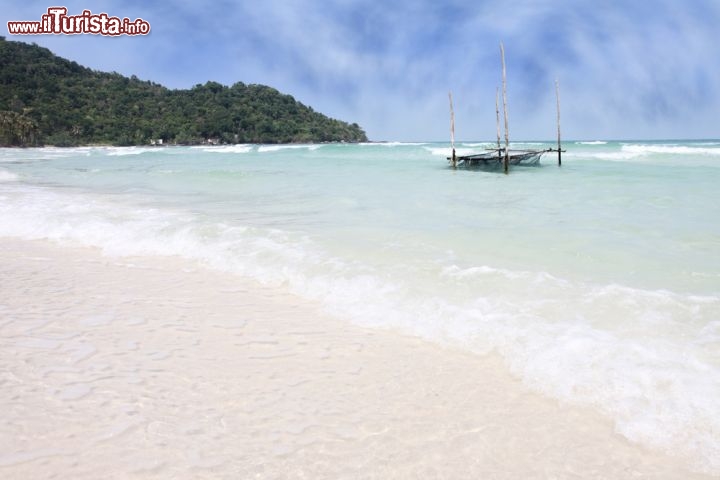 Immagine La magnifica spiaggia di sabbia bianca di Sao beach. Si trova sull'isola di Phu Quoc Island in Vietnam - © Jens Ottoson / Shutterstock.com