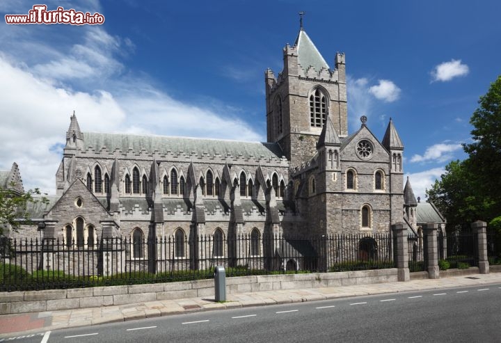 Immagine St Patrick Cathedral: a Dublino, la capitale d'Irlanda, è d'obbligo la visita alla Cattedrale di San Patrizio, il patrono della città  che si festeggia il 17 marzo, il giorno del St. Patrick's Day - © Losevsky Photo and Video / Shutterstock.com
