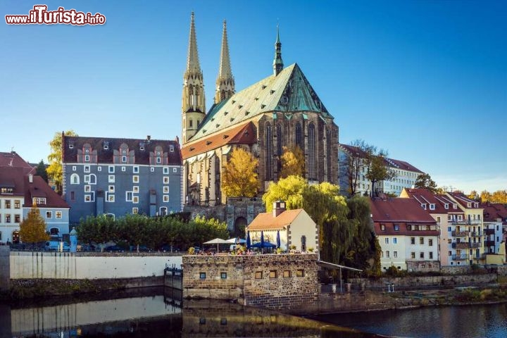 Immagine La chiesa di St Peter sul fiume Neisse a Gorlitz, Sassonia - © Wolfgang Zwanzger / shutterstock.com
