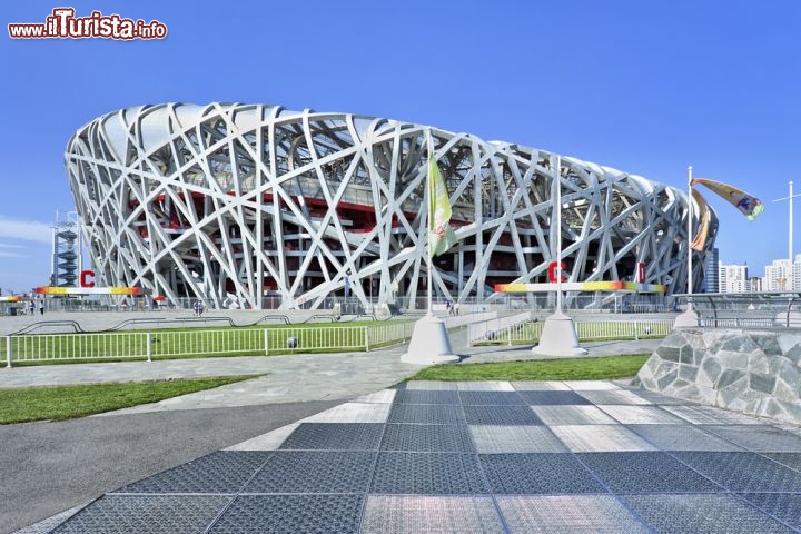 Immagine Lo stadio nazionale di Pechino, Cina - Il National Stadium o The Bird's Nest, che letteralmente siginifica "nido di uccello", è una megastruttura architettonica realizzata a Pechino in occasione delle Olimpiadi del 2008. Una struttura avveniristica dove 35 mila tonnellate di acciaio si intrecciano fra loro per ospitare 90 mila spettatori. Un interessante capolavoro di ingegneria realizzato dagli architetti svizzeri Herzog e de Meuron grazie ad un progetto risultato vincitore nel bando di concorso del 2002 per via delle forme morbide e originali dello stadio © TonyV3112 / Shutterstock.com