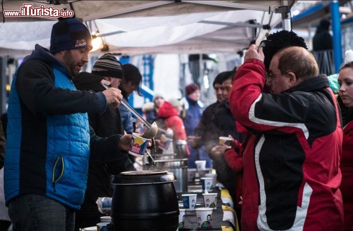 Immagine Stand gastronomico che offre zuppe calde al Festival Montreal Lumiere, nel Quebec. E' uno degli eventi invernali più visitati al mondo - © Marie-Claire Denis / www.montrealenlumiere.com