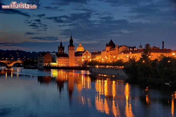 Immagine Stare Mesto: Praga by night sulla Moldava