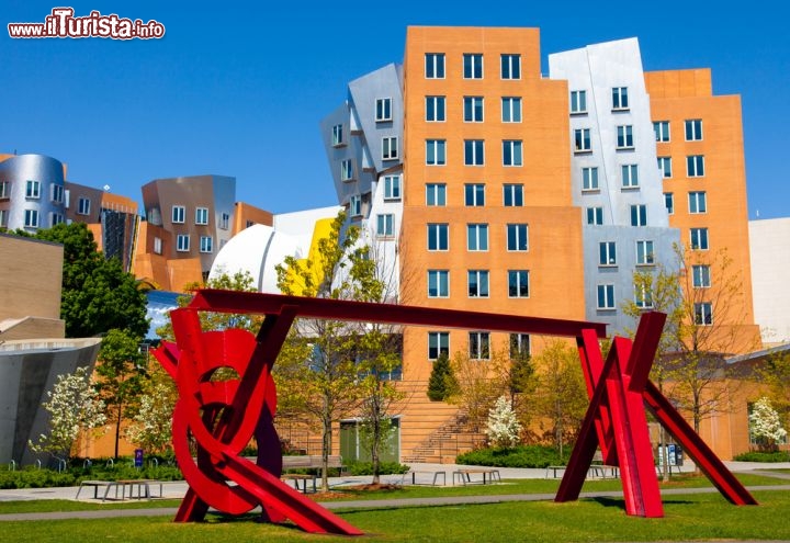 Immagine Il Ray and Maria Stata Center è un centro studi del M.I.T. (Massachusetts Institute of Technology) di Cambridge, Boston, progettato da Frank Gehry e completato nel 2004. Nella foto una scultura di Mark Suvero - © cdrin / Shutterstock.com