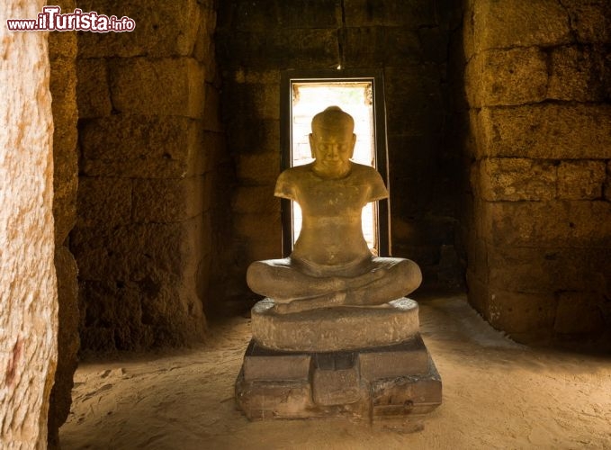 Immagine Statua del Budda a Prasat Hin Phimai, a Nakhon Ratchasima - © Wuttichok Painichiwarapun / Shutterstock.com