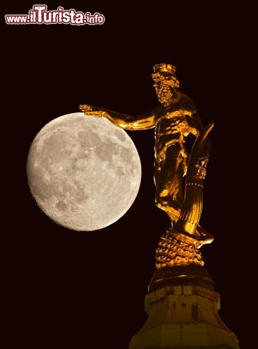 Immagine Una statua del Municipio di Dresda sembra accarezzare la Luna - © Alexander Erdbeer / Shutterstock.com