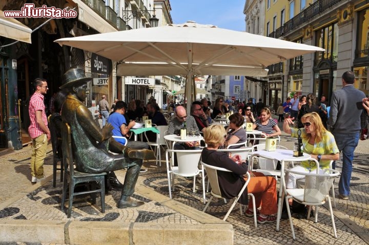 Immagine La statua di Pessoa al Café "A Brasileira" in rua Garret a Lisbona - foto  © nito / shutterstock.com